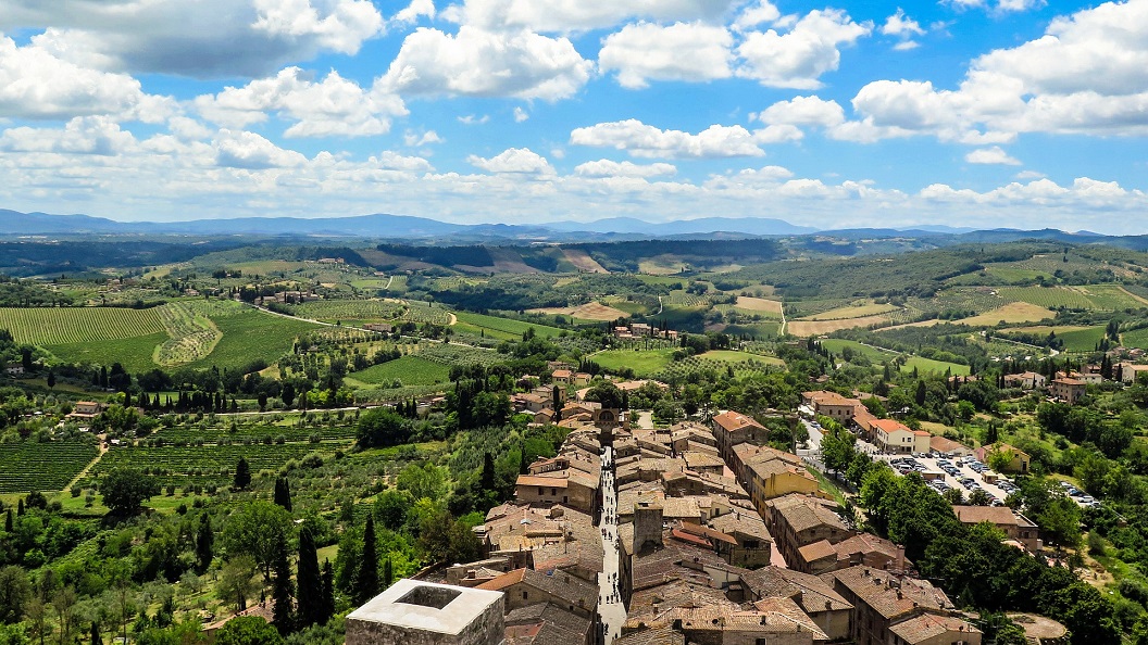 San Gimignano - Blick auf die Stadt und dahinter die Weinberge